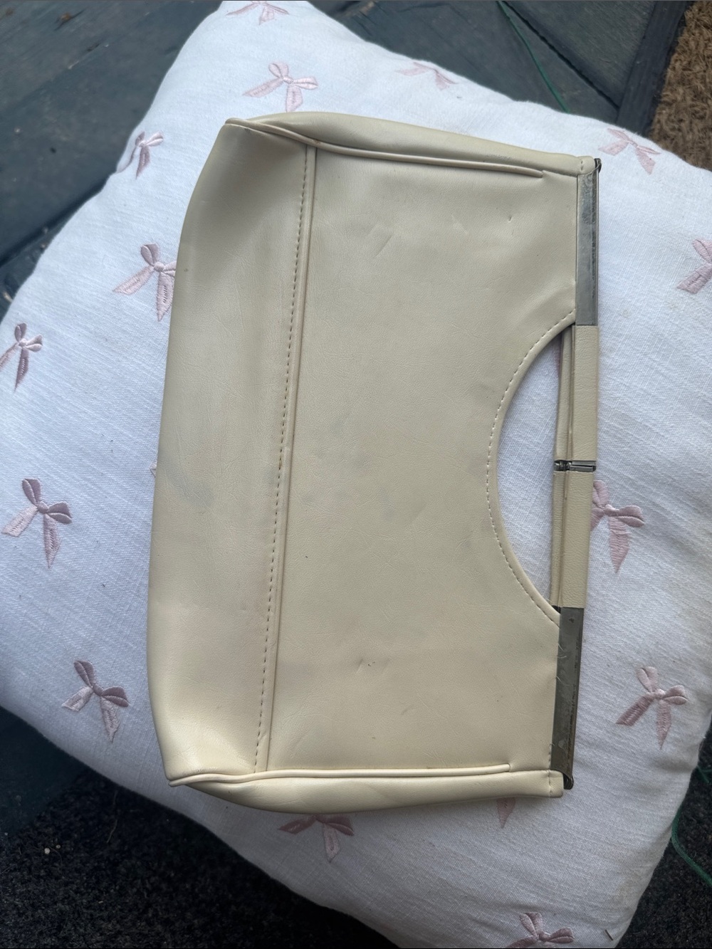 Vintage 50s/60s??Cream Leather Handheld Clutch - hinged diamond shape openHandle